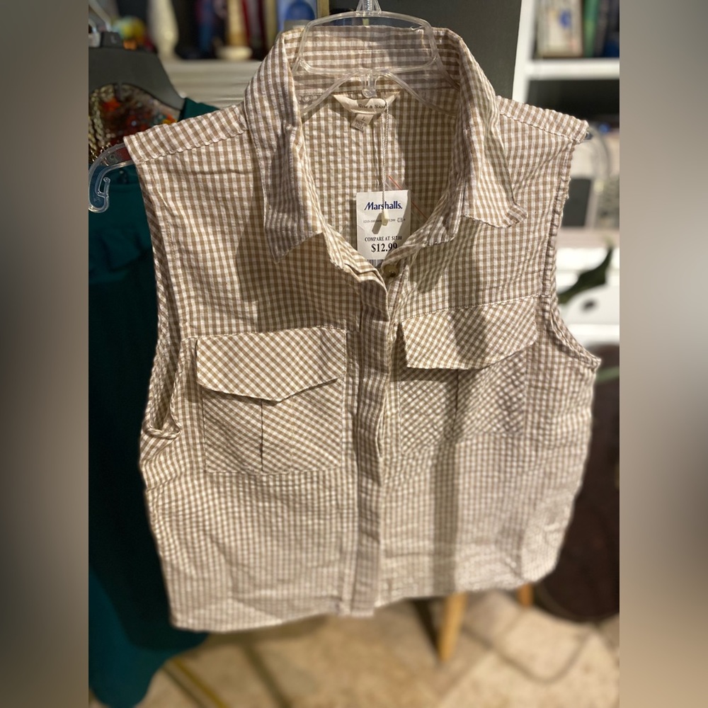 Sim & Sam — Button down sleeveless shirt